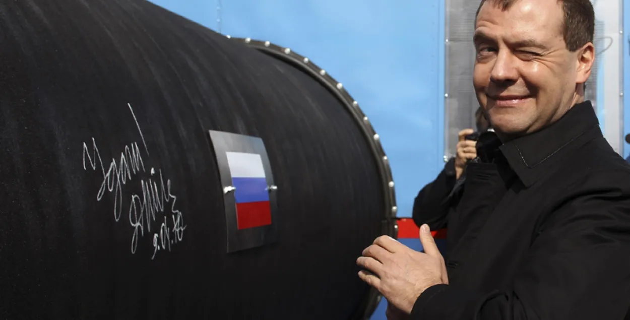 Дмитрий Медведев около трубы &quot;Северного потока&quot;. Фото из архива Reuters