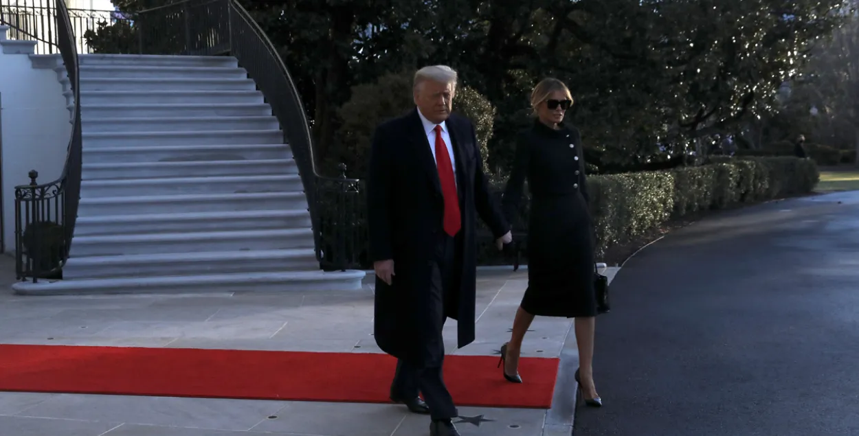Дональд и Мелания Трамп покидают Белый Дом / Reuters​