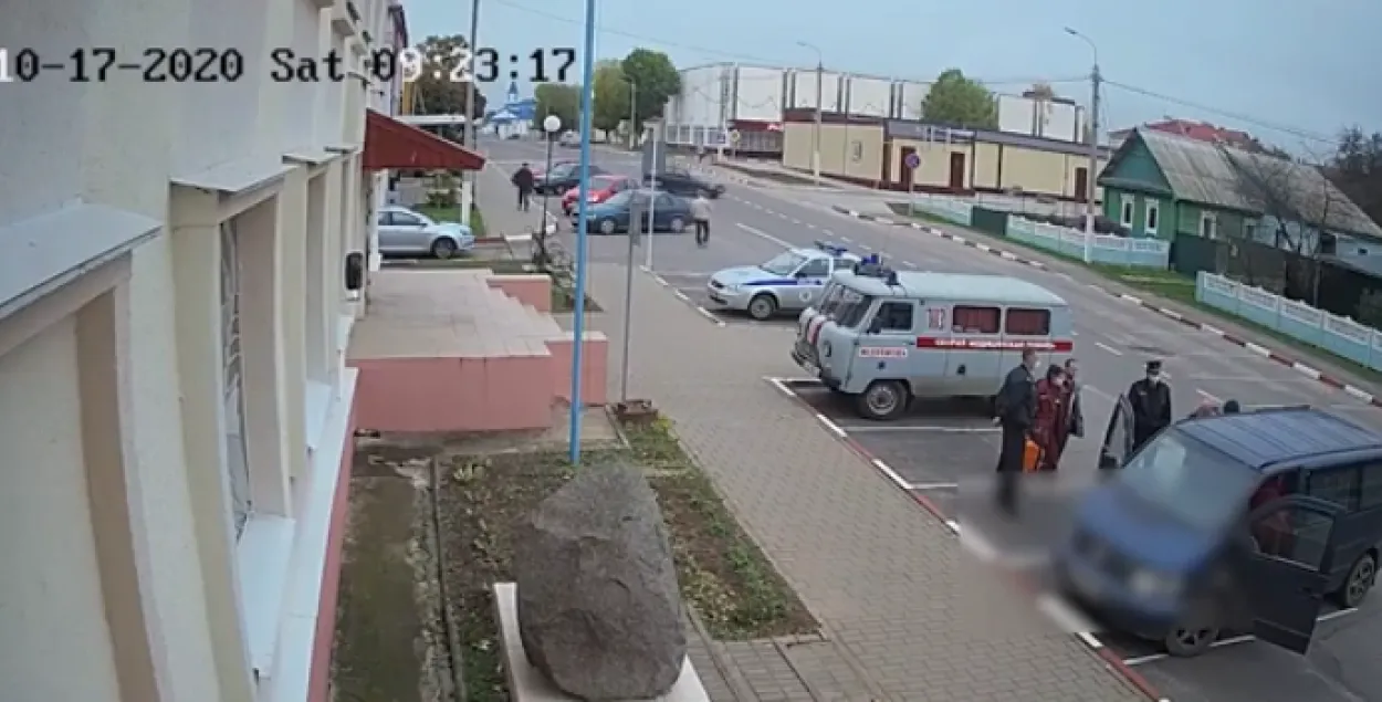 Микроавтобус с трупом возле милиции в Черикове / Скриншот с видео МВД​