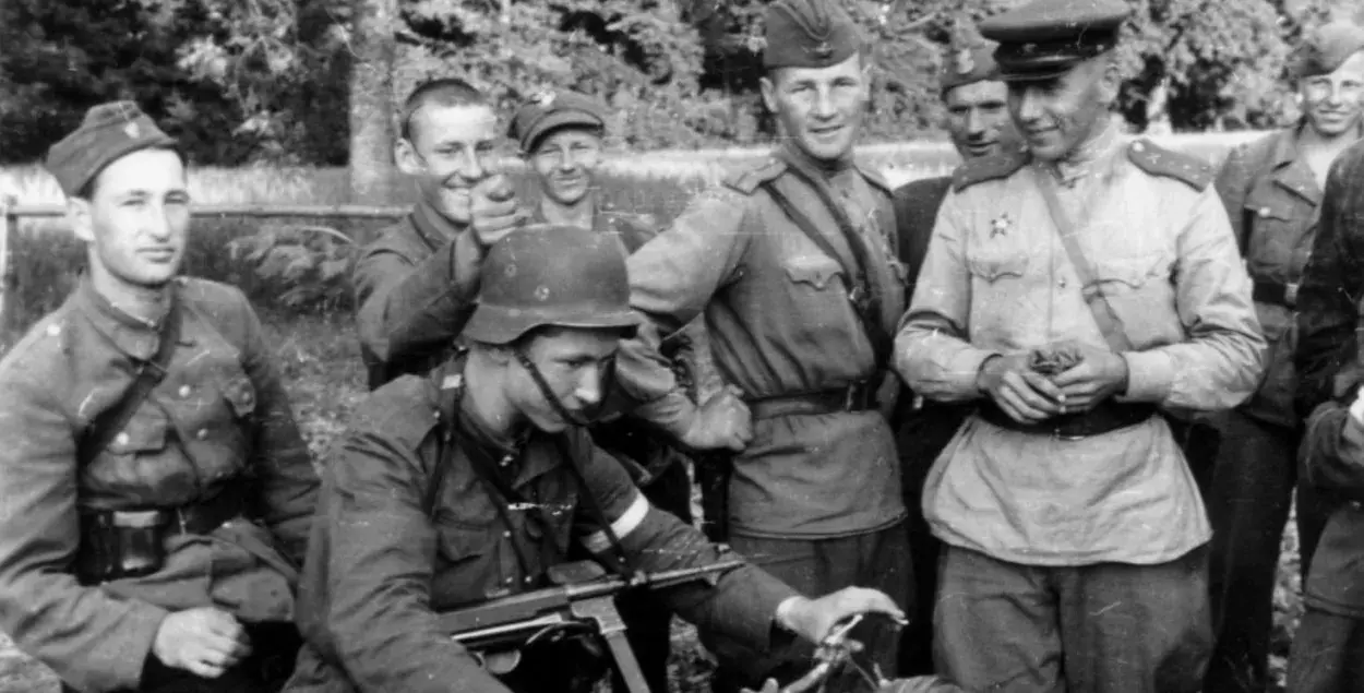 Советские солдаты посещают партизанский отряд базы из Кедива Вильнюсского окружного командования Армии Крайовой во время кампании &quot;Буря&quot;, 14 июля 1944 года / Zygmunt Zniszczyński / Ośrodek KARTA