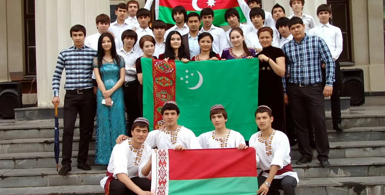 "Ждут, терпят". Посольство Туркменистана не помогает студентам в Беларуси