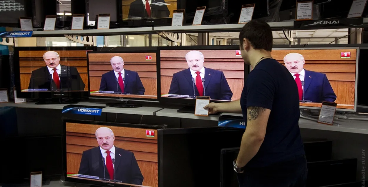 Detainee forced to watch Lukashenka&#39;s speeches / Sample photo