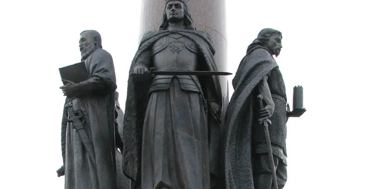 Памятник Тысячелетия Бреста в центре города
