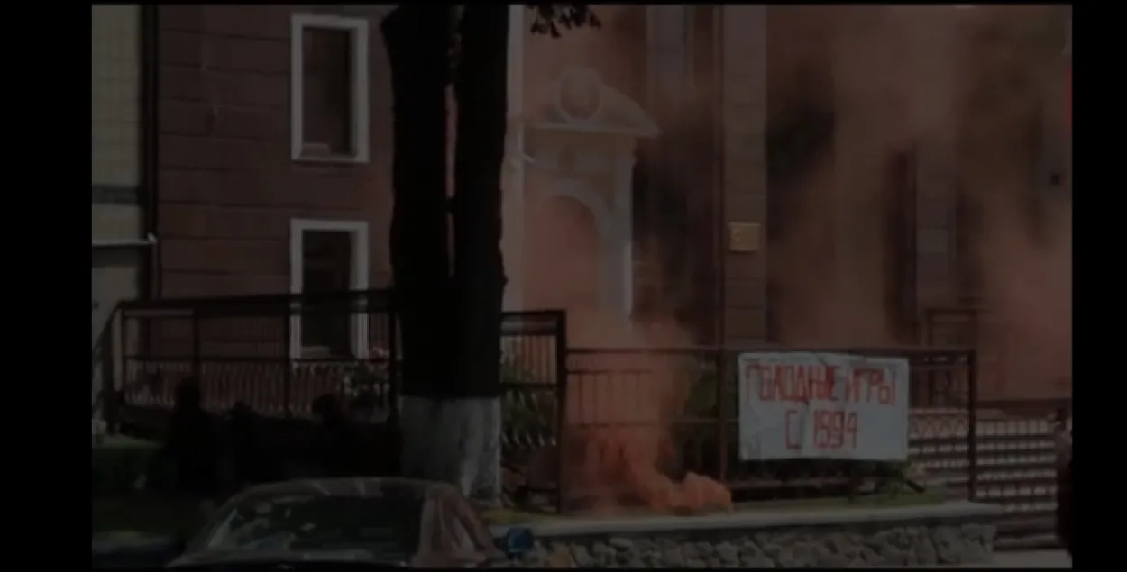 Плакат возле белорусского посольства в Киеве / Кадр из видео​
