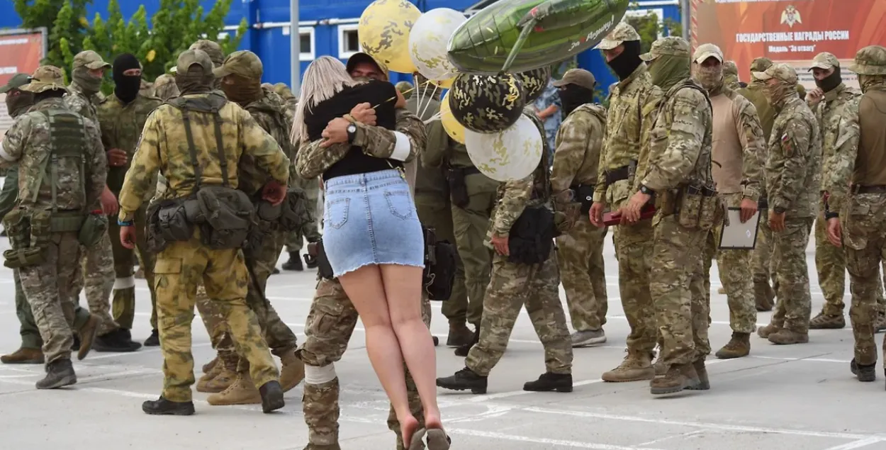 "Коммерсант" посмотрел, как в РФ собирают добровольцев для войны в Украине