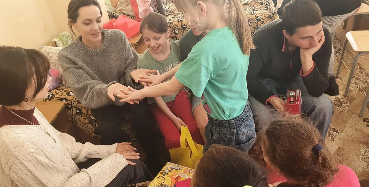 Анджелина Джоли в реабилитационном центре для детей в городе Борислав Львовской области / facebook.com/boryslavrada
