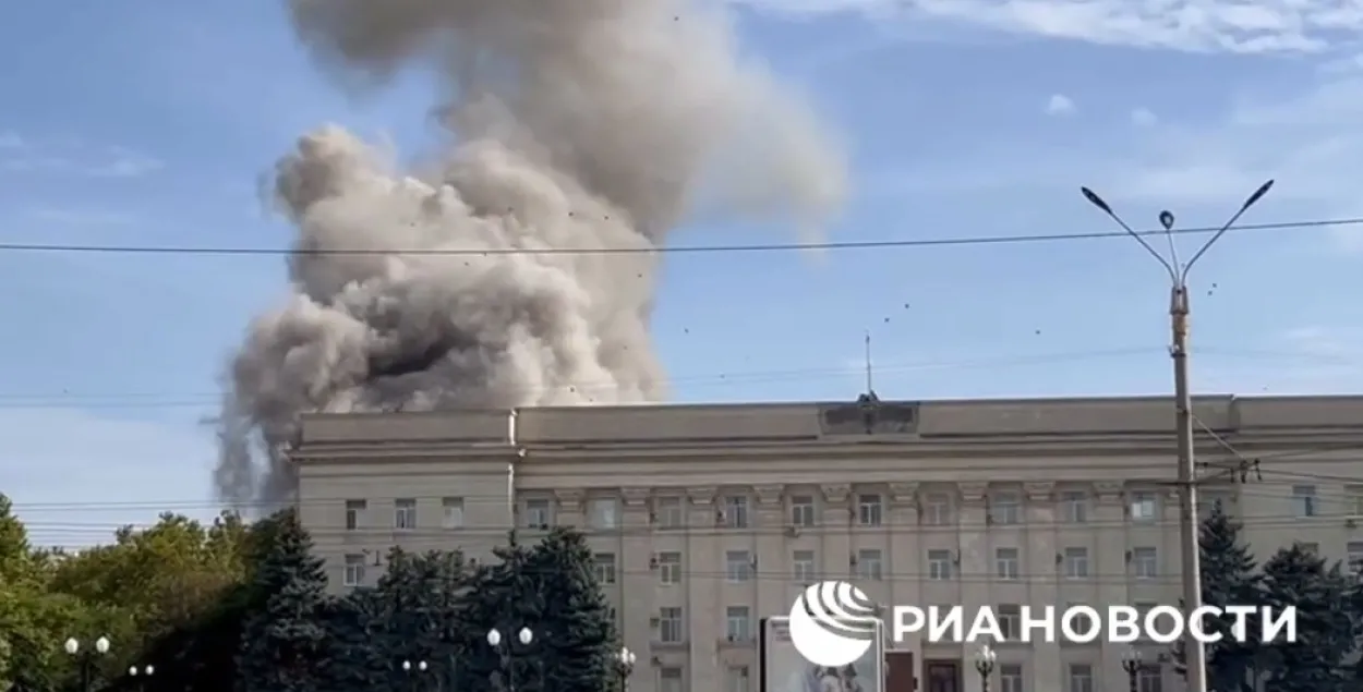 Взрывы прогремели рядом с областной администрацией / @rian_ru
