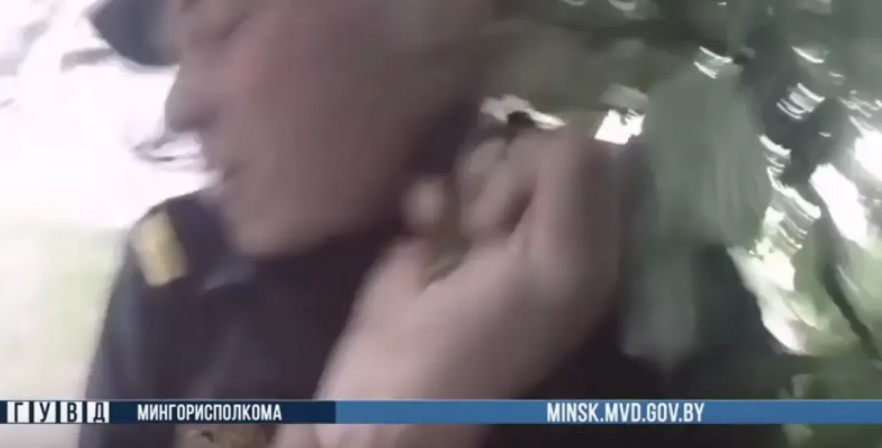 Нападение на милиционера / Скриншот с видео МВД​