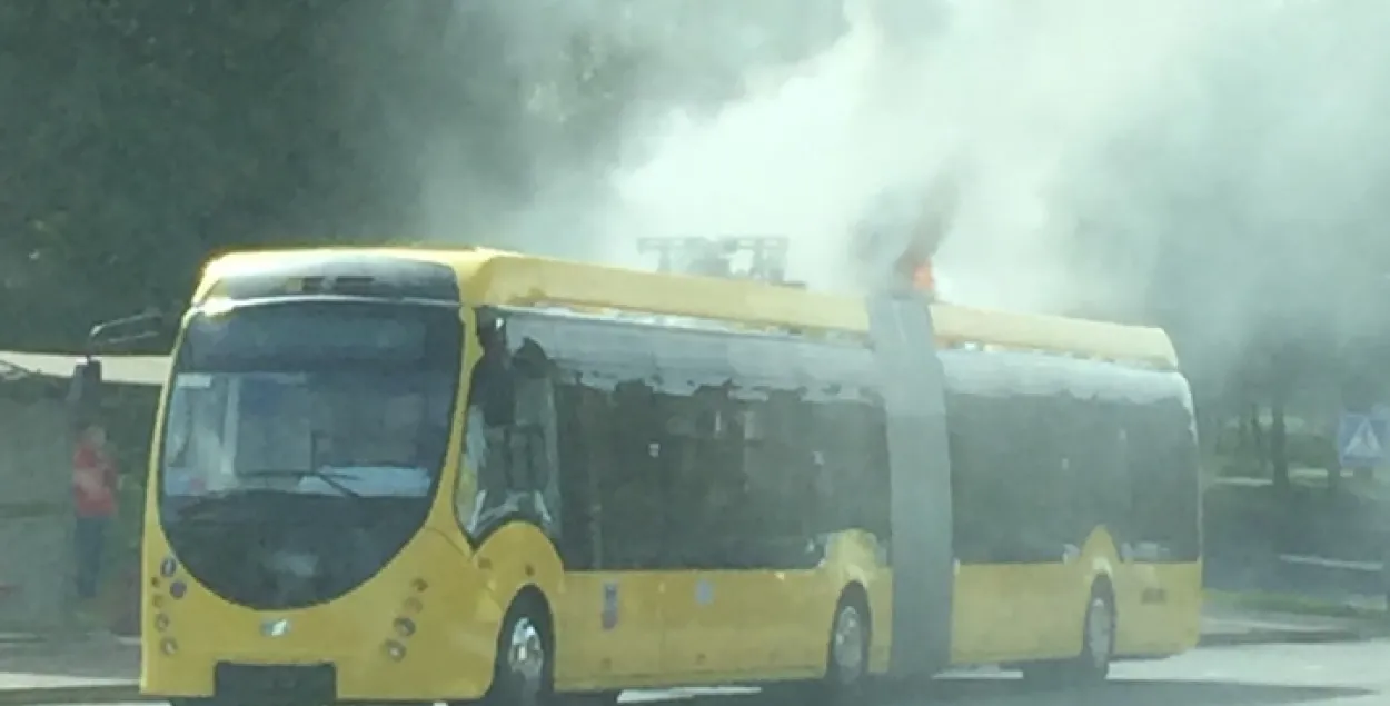 Фотафакт: у Мінску падчас руху загарэўся электробус