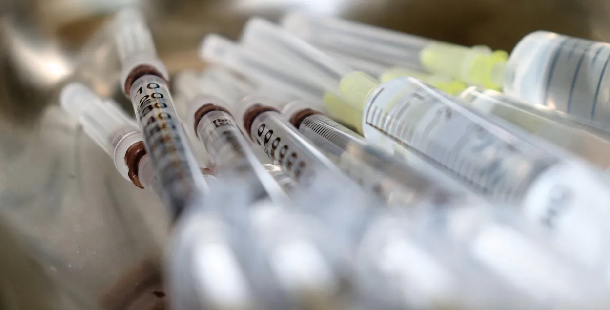 Медики выбрасывали вакцину и отчитывались о проведенной вакцинации — Швед
