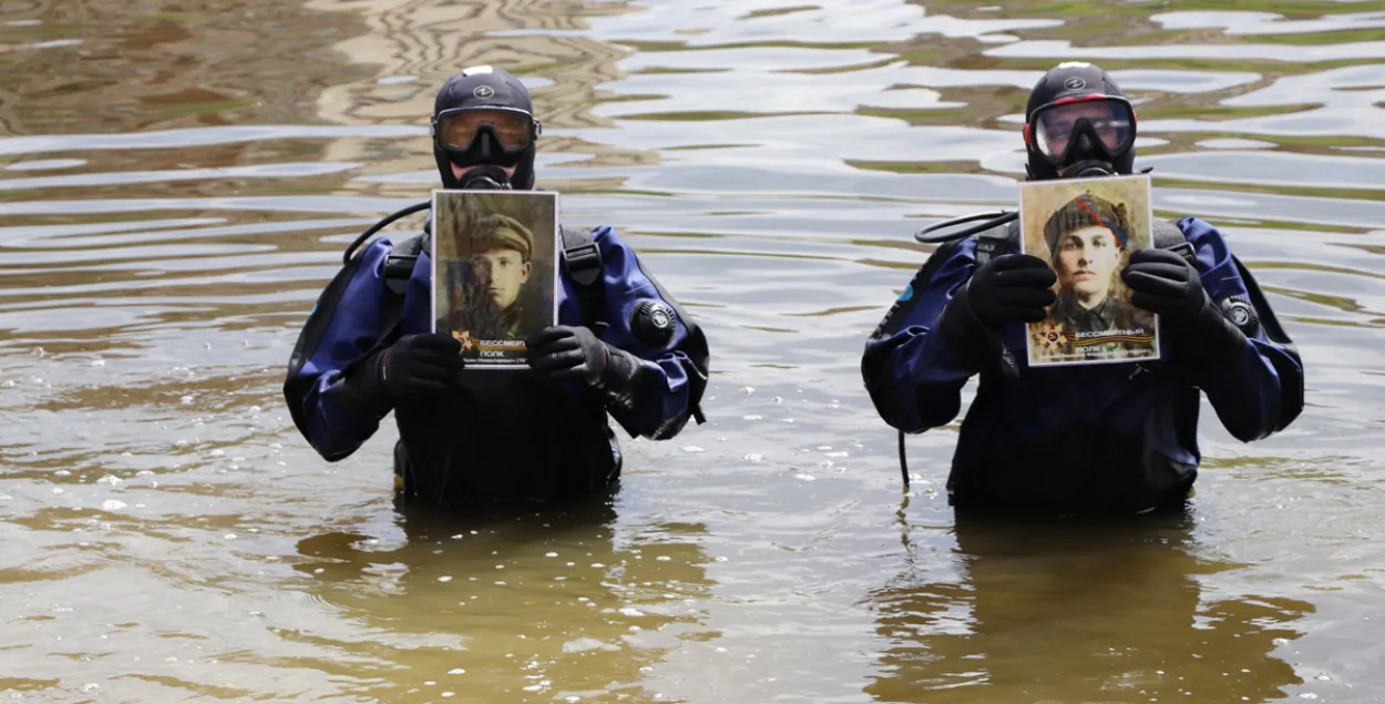 Российские водолазы пронесли портреты ветеранов по дну реки / 57.mchs.gov.ru​