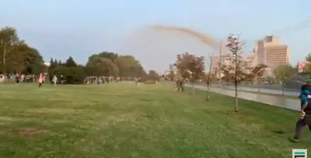 Протестующих поливают ржавой жидкостью из водомётов / кадр из видео