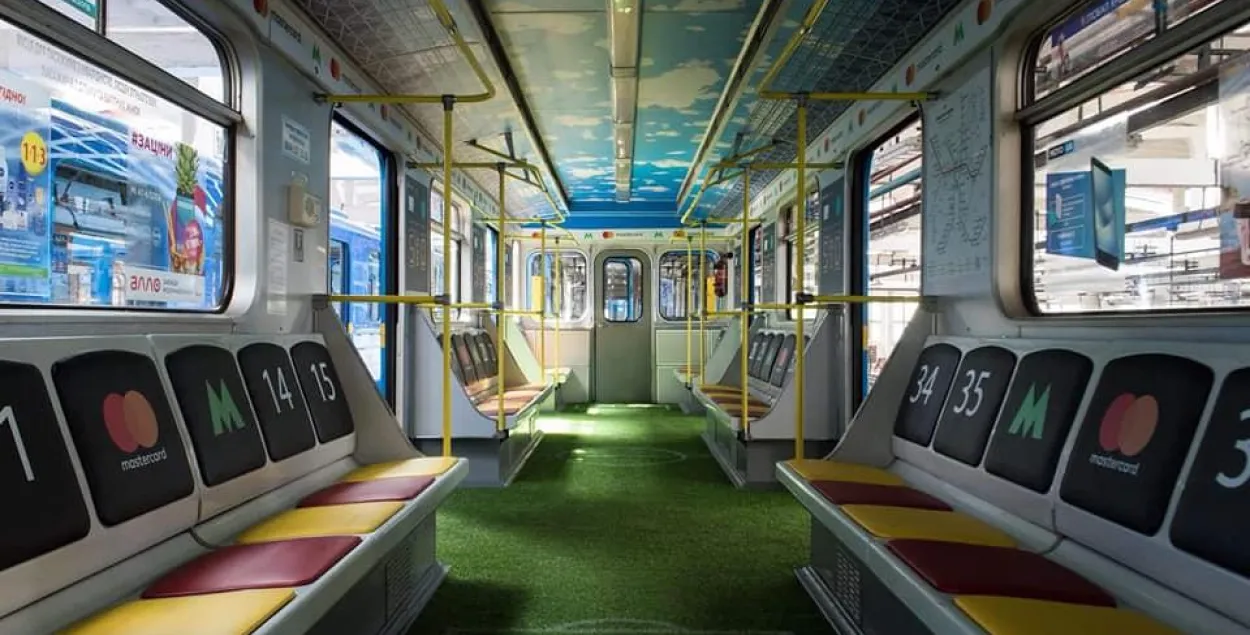 У кіеўскім метро пусцілі “вагон-стадыён” з футбольным полем
