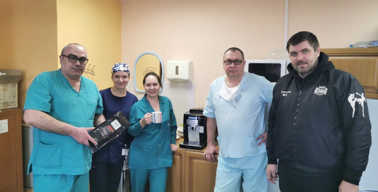 Минское кафе привезло кофе-машины реаниматологам из 10-й больницы