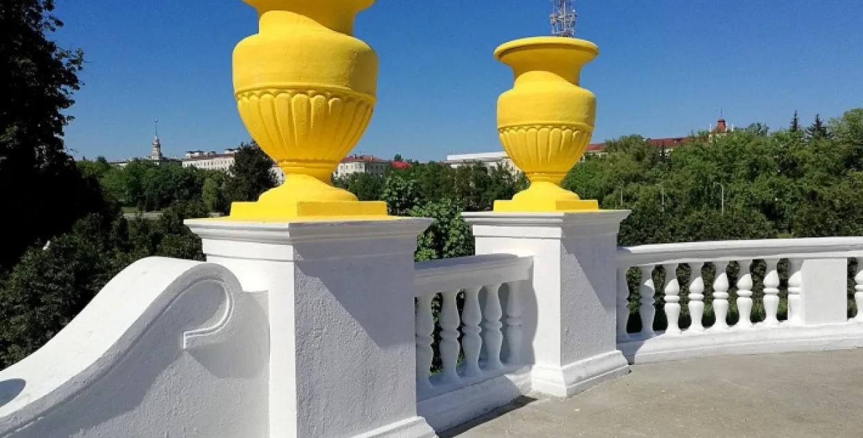 Минкульт просит власти Минска перекрасить жёлтые вазы возле цирка