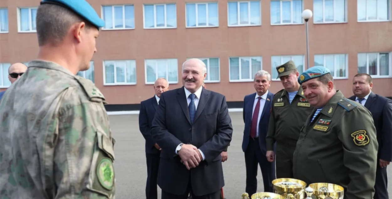 Лукашенко убежден, что десантники обеспечат военную безопасность Беларуси