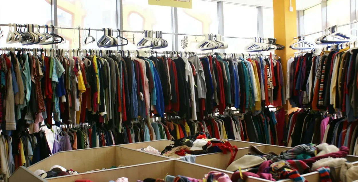 Никаких Гуччи: власти запретили секонд-хэндам торговать новой одеждой