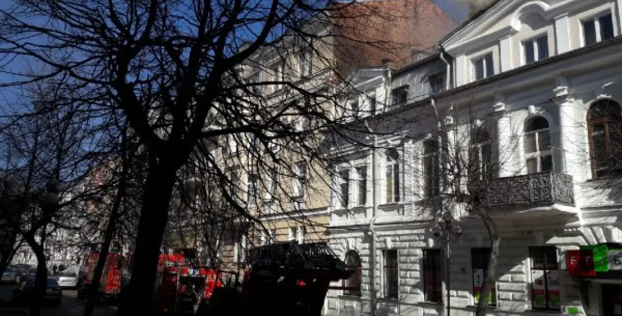 У Віцебску загарэўся гістарычны будынак (фота, відэа)