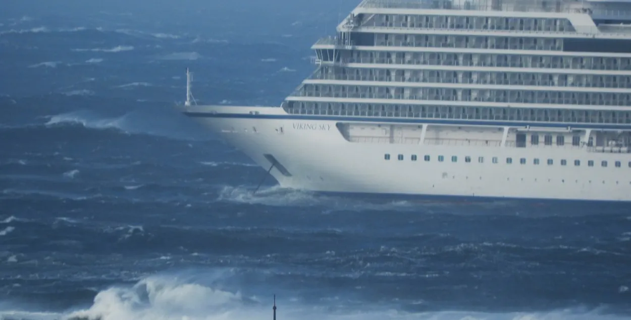 Ля берагоў Нарвегіі церпіць бедства лайнер з 1300 пасажырамі на борце