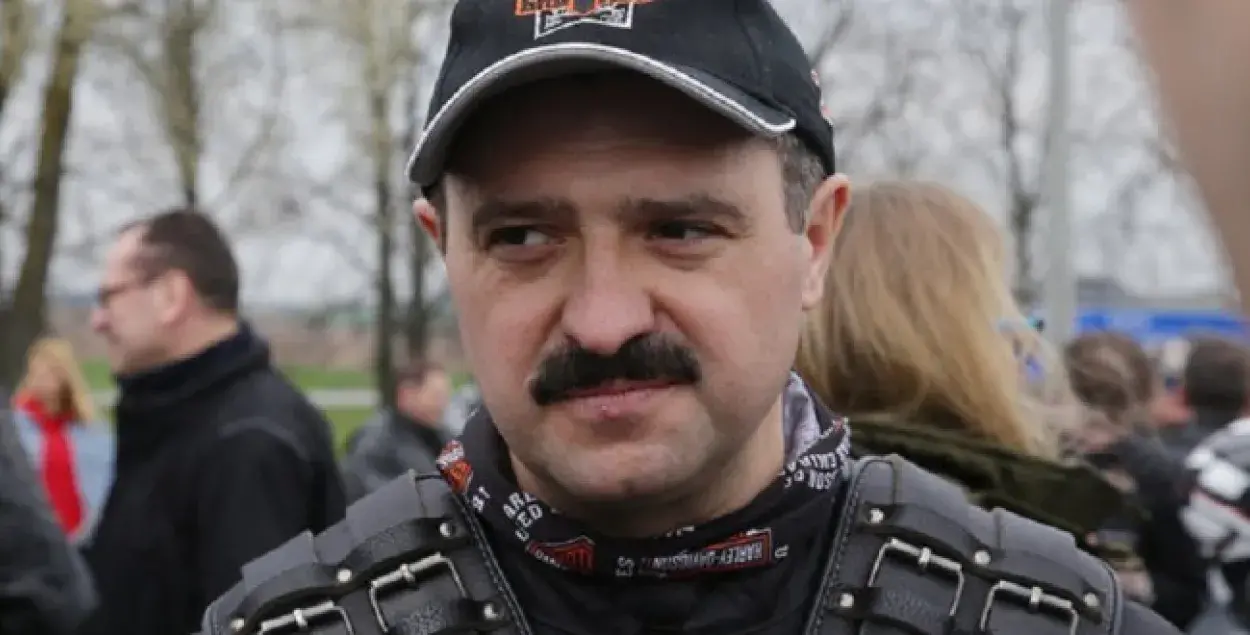 Віктар Лукашэнка набываў вышыванкі і разглядаў вокладкі з "Пагоняй"
