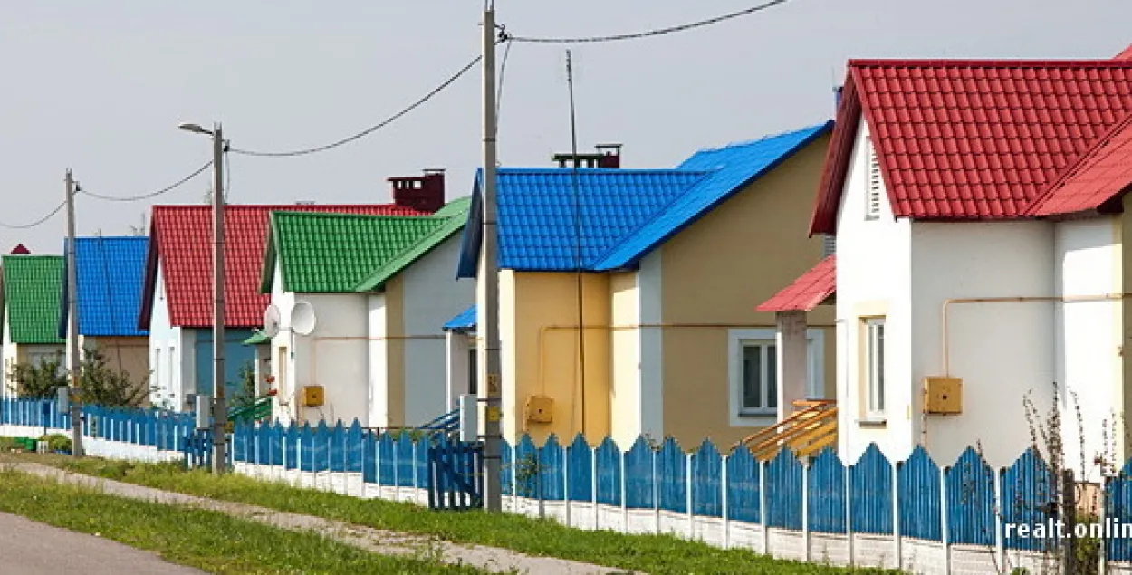 Беларусаў будуць утрымліваць у вёсцы таннымі крэдытамі на жыллё