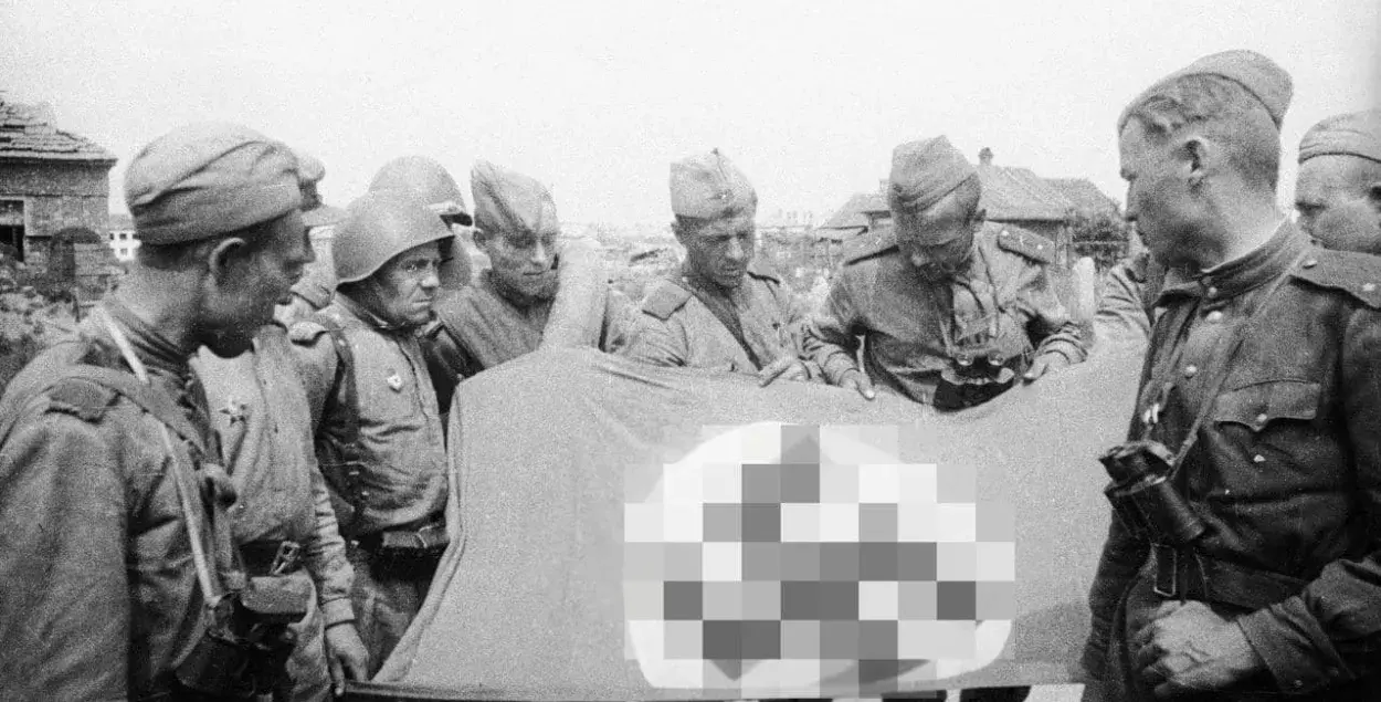 Байцы Савецкай арміі з нацысцкім сцягам у вызваленым Віцебску / Facebook Віктара Барысенка