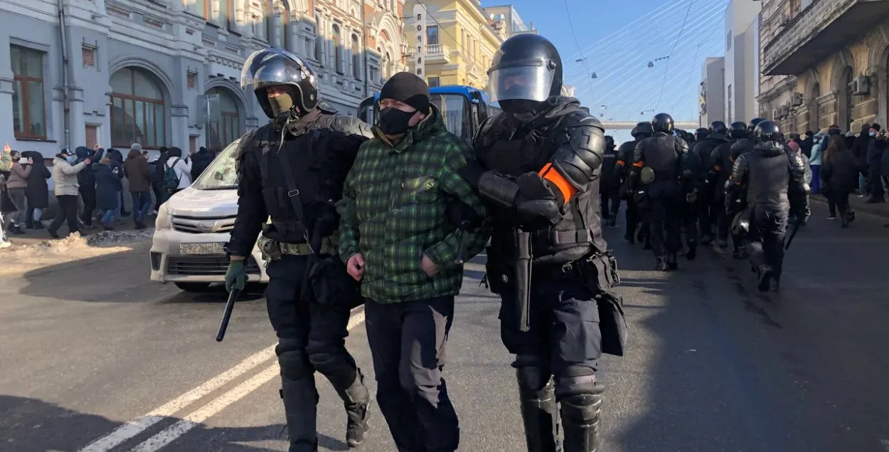 На митингах за Навального полиция России работает по "белорусскому сценарию"