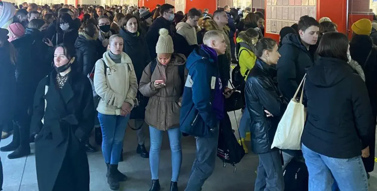 Из-за атаки &quot;кибер-партизан&quot; у Белорусской железной дороги проблемы с продажами билетов. На железнодорожном вокзале в Минске огромные очереди