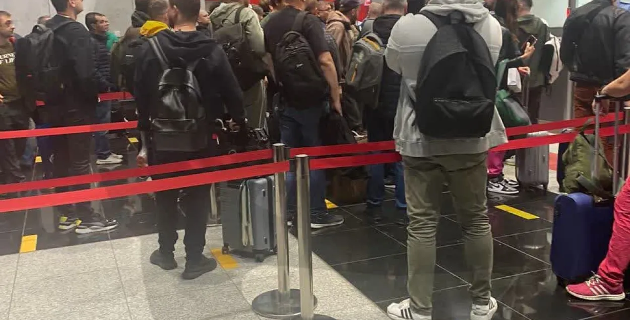 Oколо 90% пассажиров на вчерашнем рейсе в Ереван были мужчинами /&nbsp;@bloodysx
