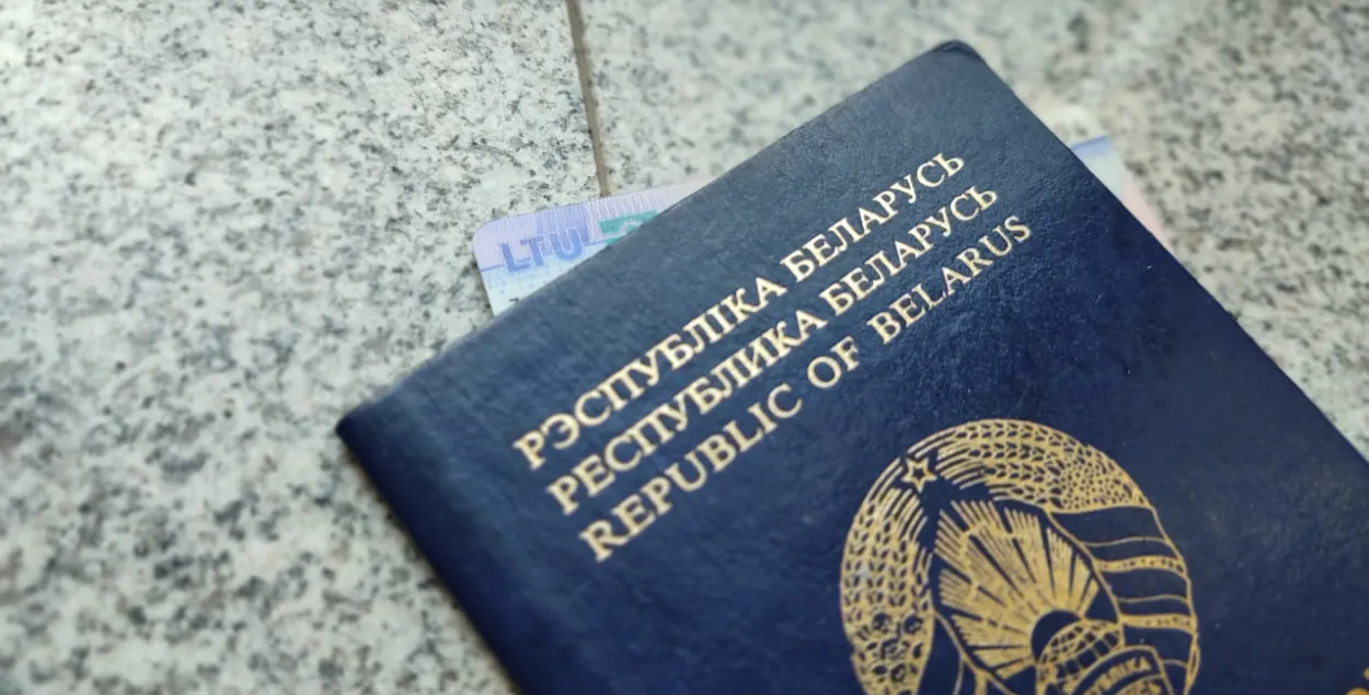 Литовский ВНЖ и белорусский паспорт / "Зеркало"
