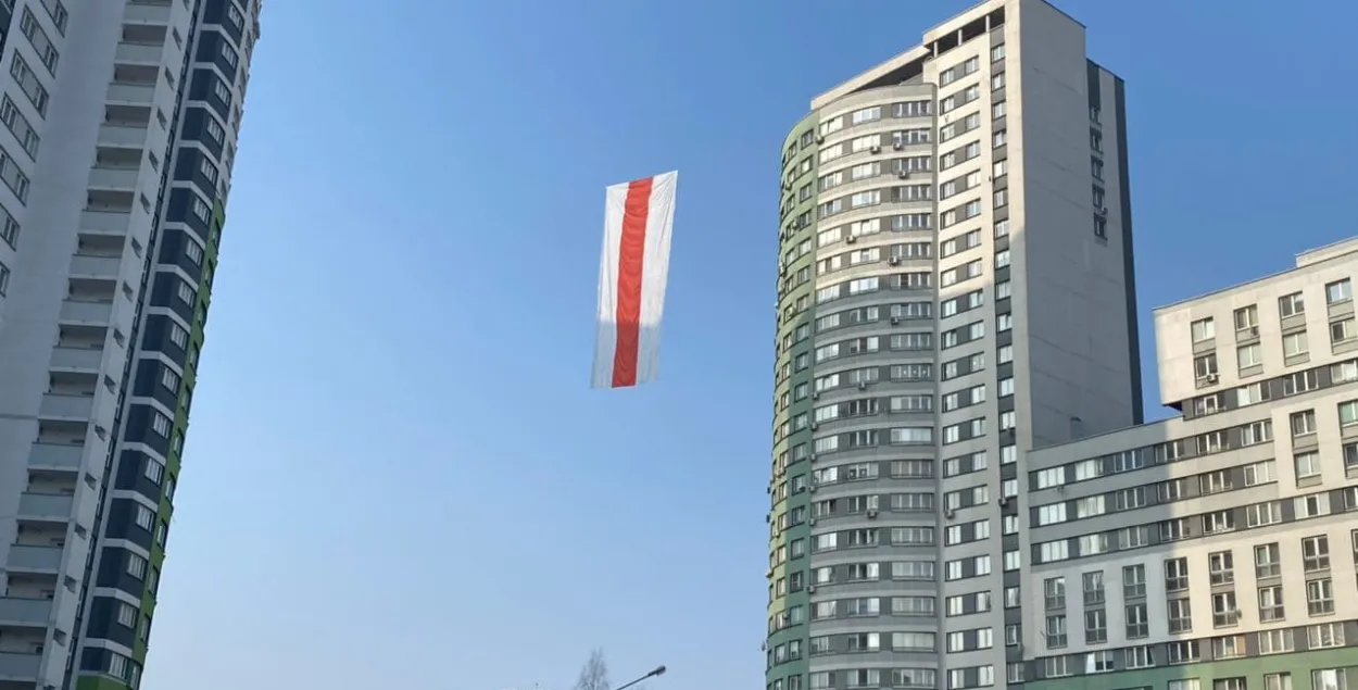 27 марта, БЧБ-флаг над &quot;Каскадом&quot; в Минске / Еврорадио