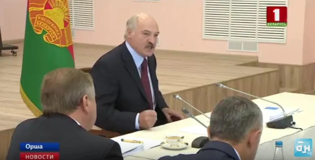 Лукашенко так возмущался, что даже стучал кулаком по столу. Скриншот с видео телеканала &quot;Беларусь 1&quot;.​