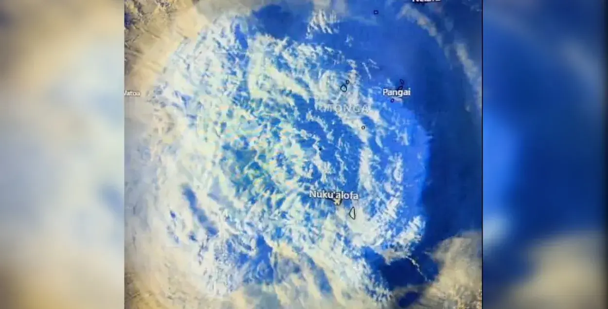 В Тонга подводный вулкан извергается как цветок. Но всё равно это бедствие