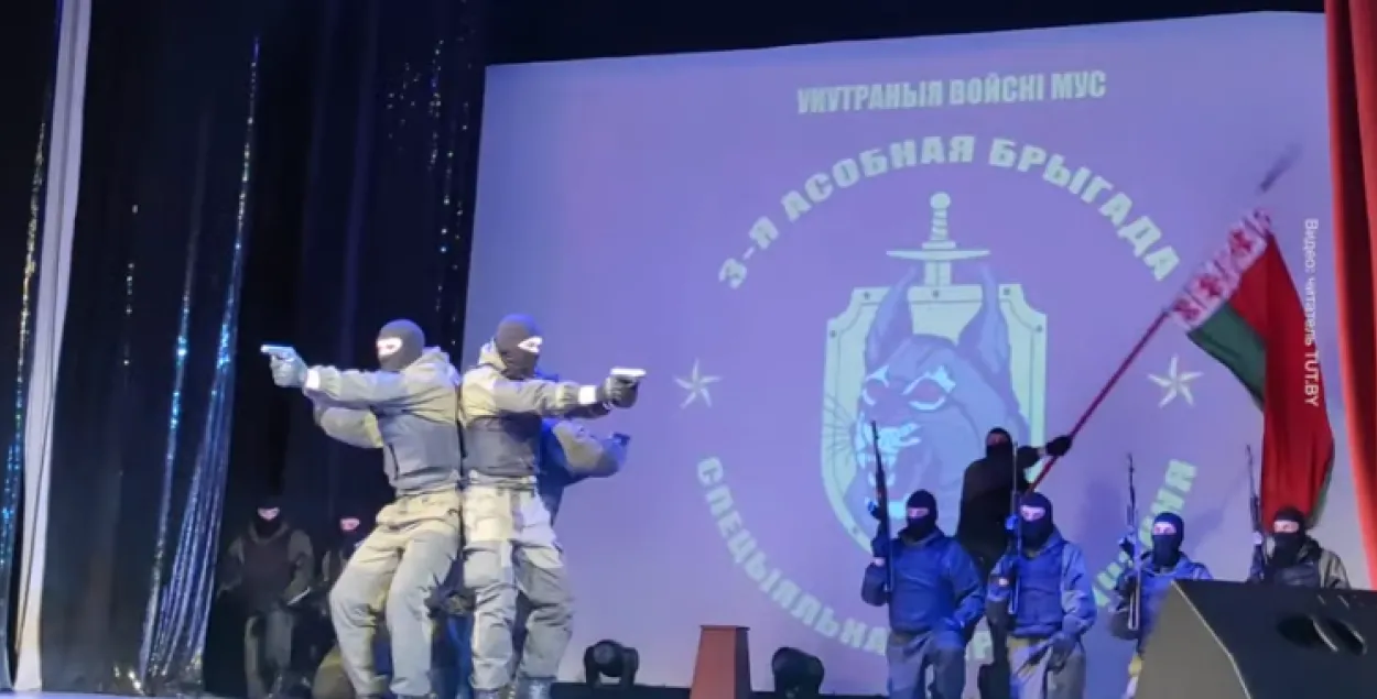 Бойцы на сцене / Скриншот с видео
