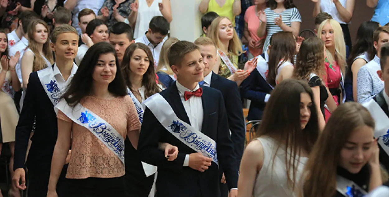 У Беларусі сёння выпускныя — атэстаты атрымліваюць 55,4 тыс школьнікаў