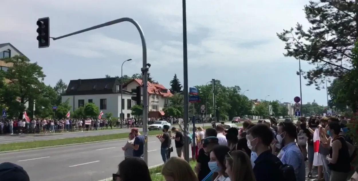 В Варшаве сотни людей стали в "Цепь солидарности" у белорусского посольства