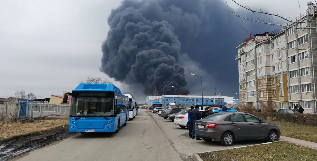 В российском Белгороде горит нефтебаза, на видео попала атака вертолётов |  Новости Беларуси | euroradio.fm