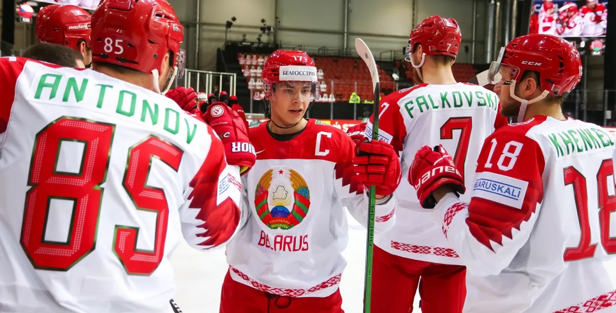 Егор Шарангович (в центре) в сборной был капитаном / hockey.by​