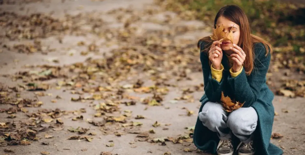 В Минске задержали девушку, которая шла с опавшими листьями в руках