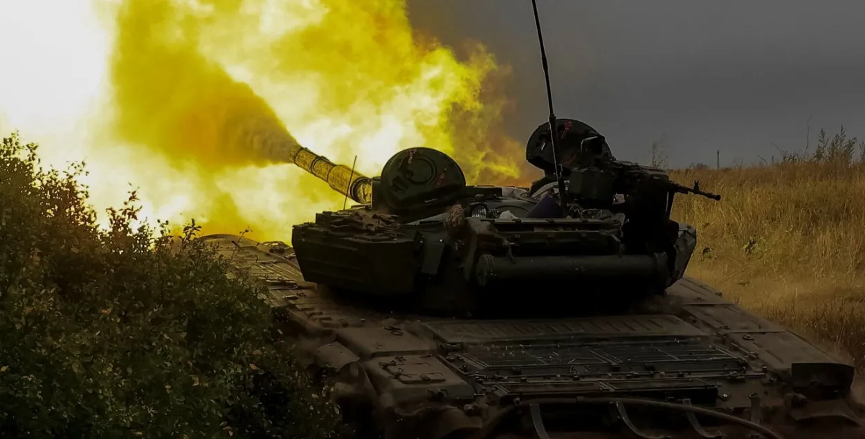 Украінскі танк страляе па праціўніку / REUTERS