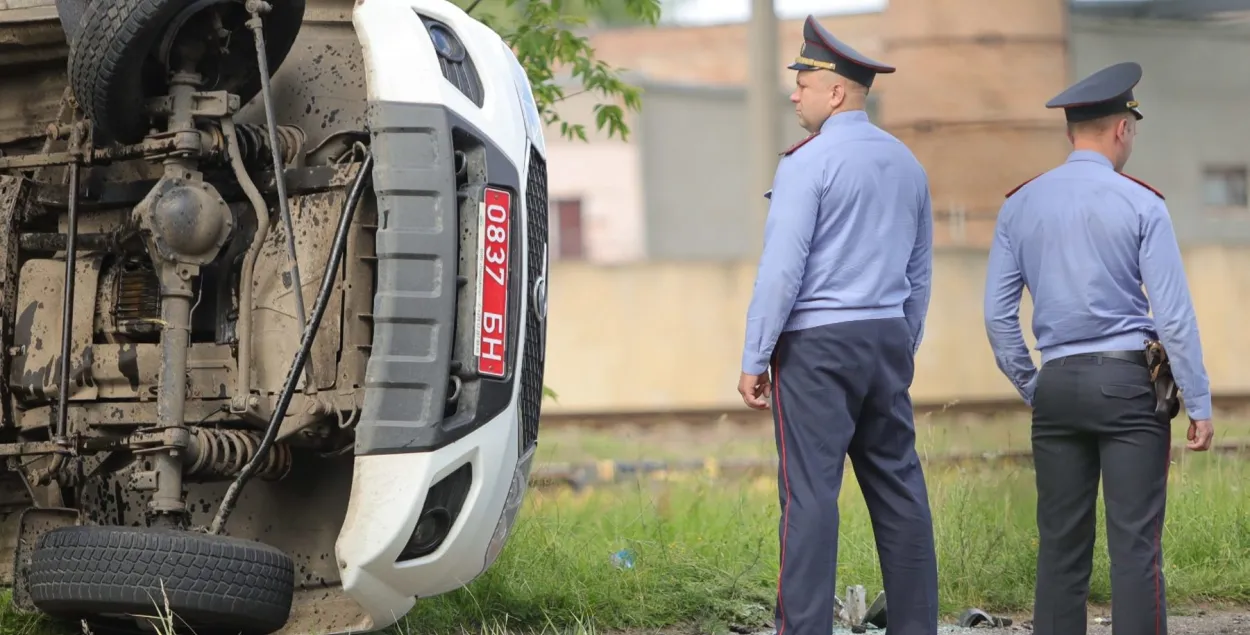 У Баранавічах аўтамабіль міліцыі спяшаўся на выклік і перакуліўся