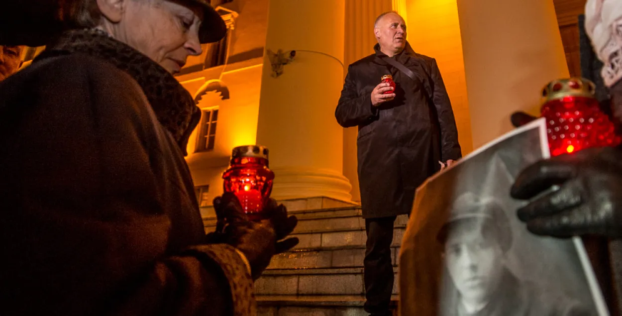 Mikalai Statkevich at the threshhold of KGB Headquarters during the vigil on 29 October in Minsk. Photo: Euroradio