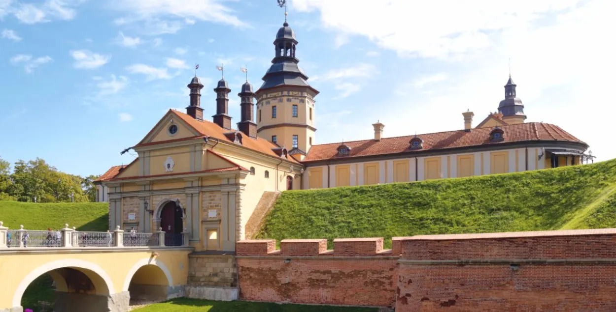Экскурсавод у Нясвіжскім палацы назвала беларускую мову сялянскай