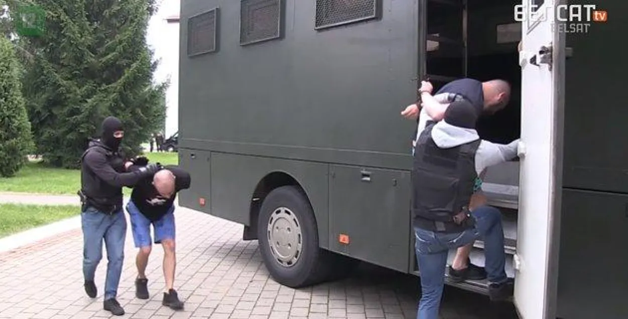 Задержанных россиян ведут в автозак / Скриншот с видео &quot;Беларусь 1&quot;​