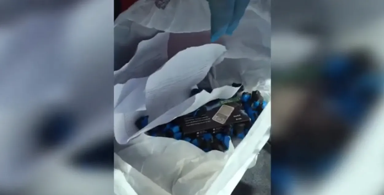 Наркотики лежали прямо на пассажирском сиденье / Скриншот с видео МВД​