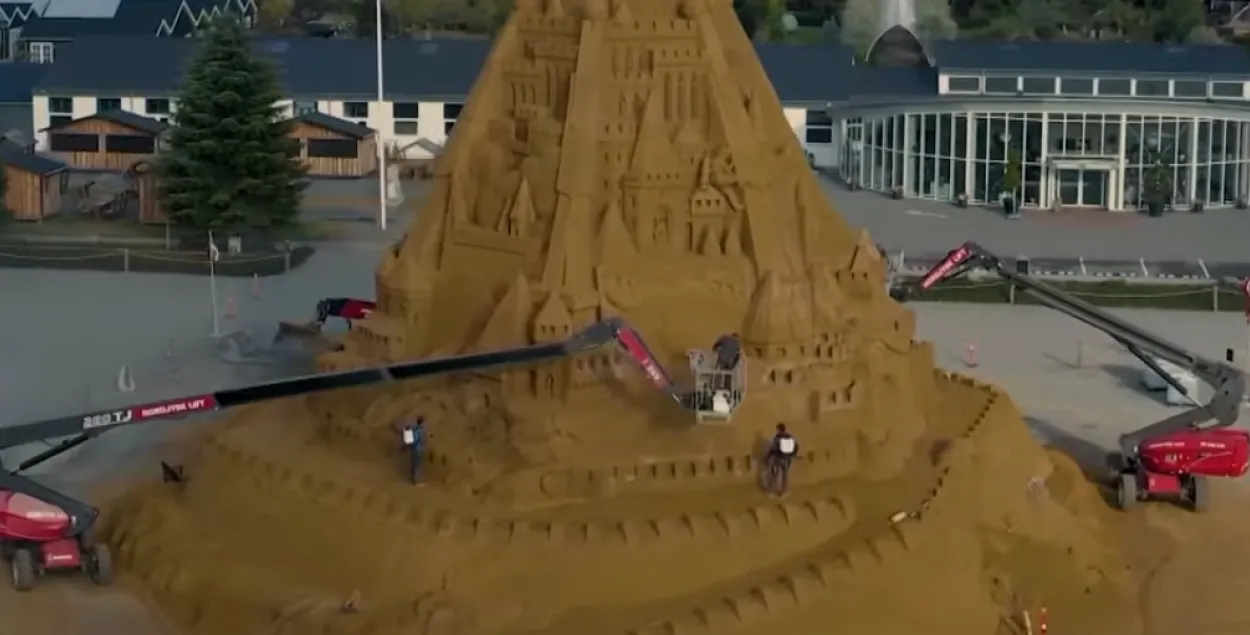 Как строили огромный замок из песка / Скриншот с видео Euronews