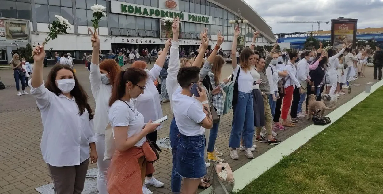 Women in white protesting near Minsk&#39;s main market halls Kamarouka / Euroradio