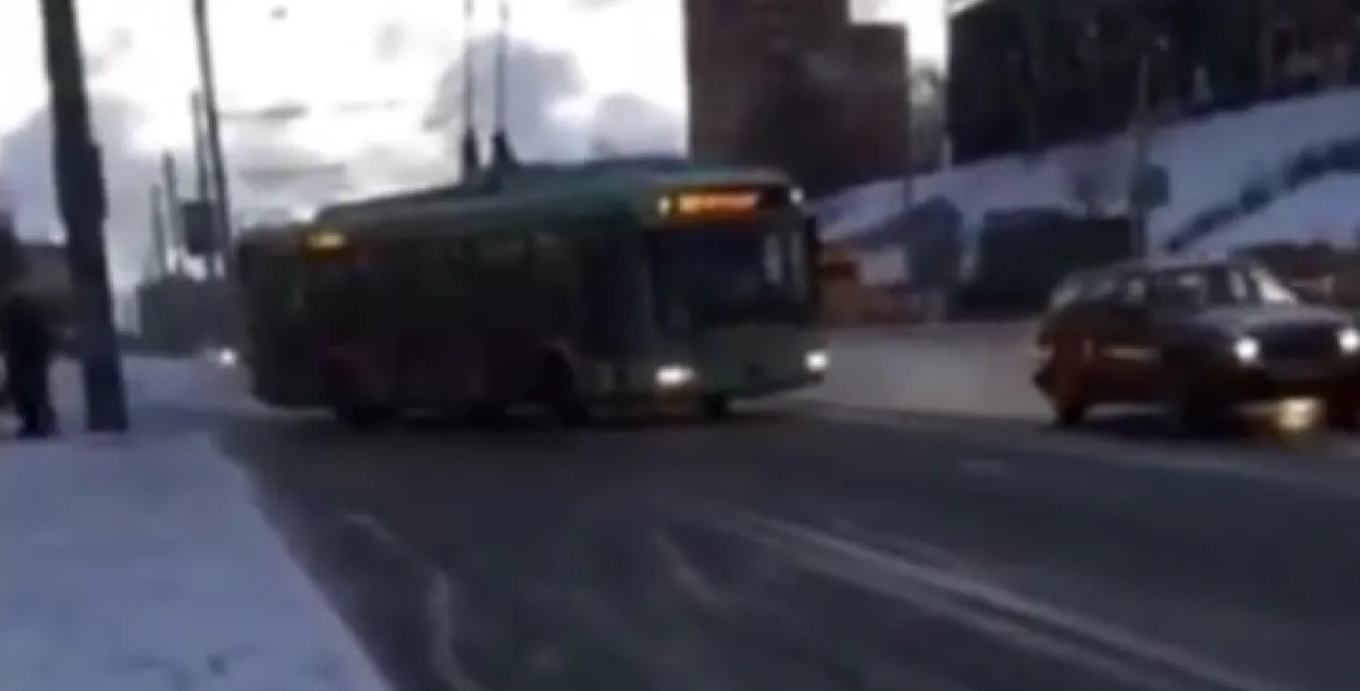 У Мінску занесла тралейбус, ён слізгацеў бокам каля ста метраў (відэа)