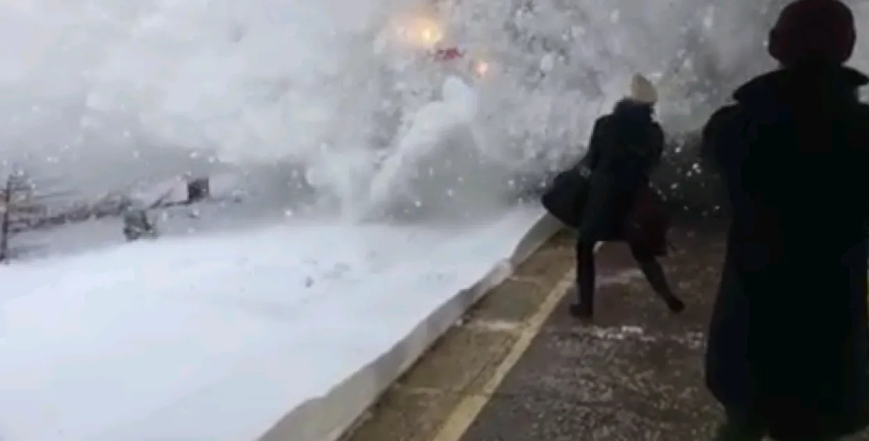 Відэа: хуткасны цягнік заваліў снегам пасажыраў на пероне
