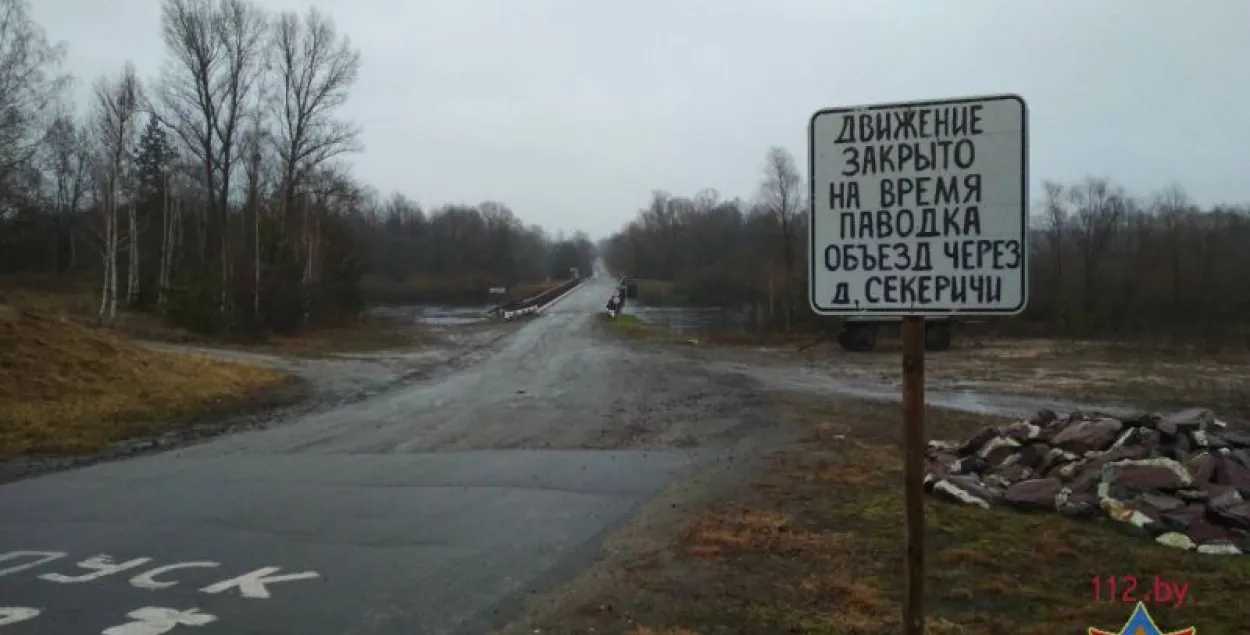 Паводка на Пцічы затапіла ўчастак дарогі ў Петрыкаўскім раёне 